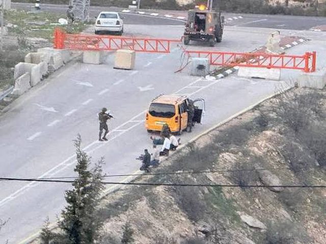 جنود الاحتلال ينكلون بمواطنين على حاجز عطارة