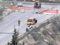 جنود الاحتلال ينكلون بمواطنين على حاجز عطارة