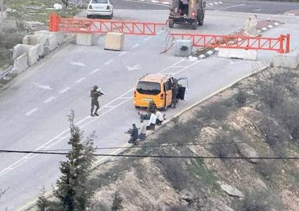 جنود الاحتلال ينكلون بمواطنين على حاجز عطارة