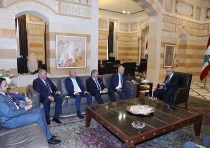 وفد فلسطيني يبحث مع نوّاف سلام العلاقات الثنائية وأوضاع الفلسطينيين في لبنان