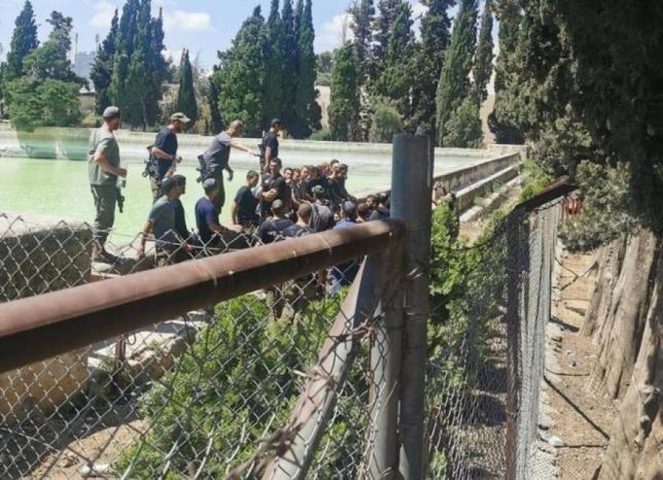 الاحتلال يُجبر المواطنين على مغادرة برك سليمان جنوب بيت لحم
