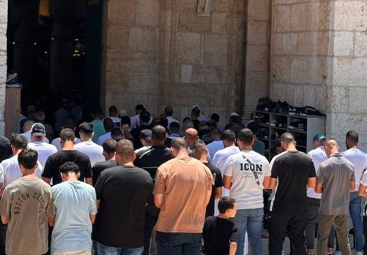 عشرات آلاف المصلين يؤدون صلاة الجمعة في باحات المسجد الأقصى المبارك.