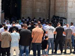عشرات آلاف المصلين يؤدون صلاة الجمعة في باحات المسجد الأقصى المبارك.