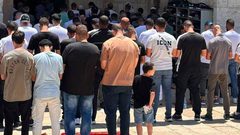 عشرات آلاف المصلين يؤدون صلاة الجمعة في باحات المسجد الأقصى المبارك.