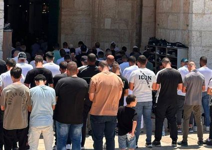 عشرات آلاف المصلين يؤدون صلاة الجمعة في باحات المسجد الأقصى المبارك.