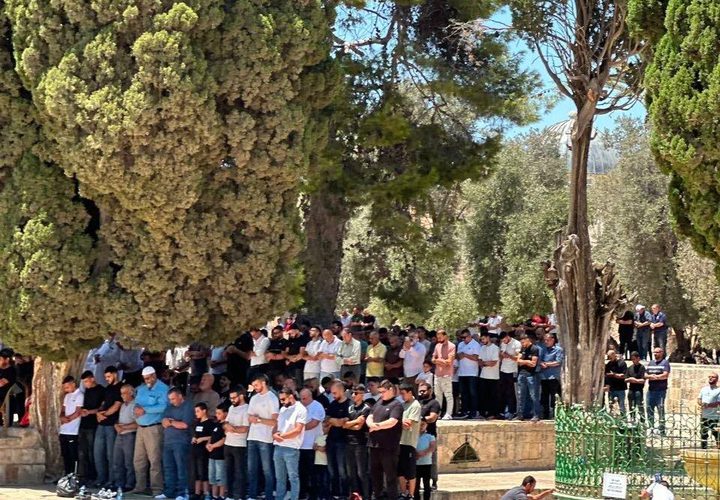 عشرات آلاف المصلين يؤدون صلاة الجمعة في باحات المسجد الأقصى المبارك.