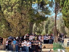 عشرات آلاف المصلين يؤدون صلاة الجمعة في باحات المسجد الأقصى المبارك.
