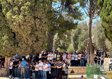 عشرات آلاف المصلين يؤدون صلاة الجمعة في باحات المسجد الأقصى المبارك.