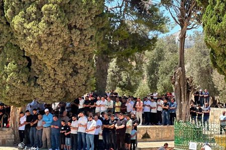 عشرات آلاف المصلين يؤدون صلاة الجمعة في باحات المسجد الأقصى المبارك.