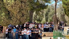 عشرات آلاف المصلين يؤدون صلاة الجمعة في باحات المسجد الأقصى المبارك.