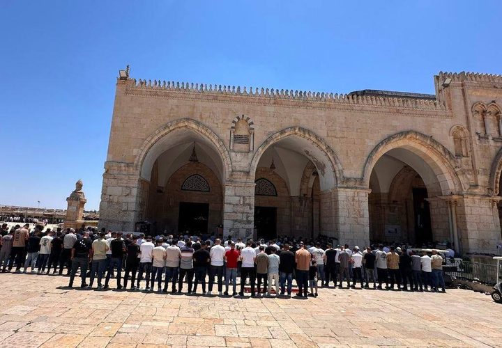 عشرات آلاف المصلين يؤدون صلاة الجمعة في باحات المسجد الأقصى المبارك.