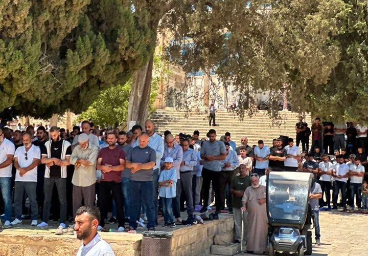 عشرات آلاف المصلين يؤدون صلاة الجمعة في باحات المسجد الأقصى المبارك.