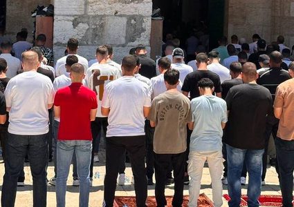 عشرات آلاف المصلين يؤدون صلاة الجمعة في باحات المسجد الأقصى المبارك.