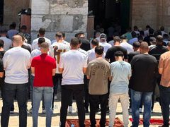 عشرات آلاف المصلين يؤدون صلاة الجمعة في باحات المسجد الأقصى المبارك.