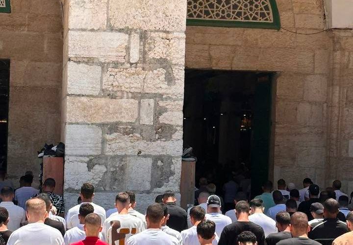 عشرات آلاف المصلين يؤدون صلاة الجمعة في باحات المسجد الأقصى المبارك.