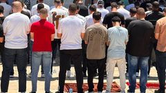 عشرات آلاف المصلين يؤدون صلاة الجمعة في باحات المسجد الأقصى المبارك.
