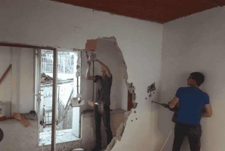 الاحتلال يجبر ثلاثة مواطنين على هدم منازلهم ذاتيًا في بيت جالا