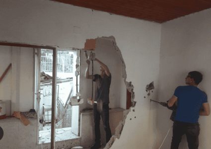 الاحتلال يجبر ثلاثة مواطنين على هدم منازلهم ذاتيًا في بيت جالا