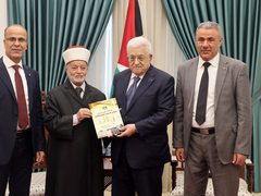 الرئيس يتسلم التقرير السنوي لدار الإفتاء الفلسطينية لعام 2025