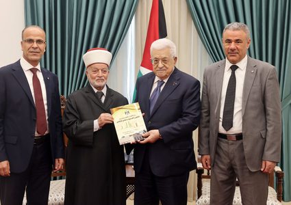 الرئيس يتسلم التقرير السنوي لدار الإفتاء الفلسطينية لعام 2025