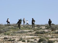مستوطنون يهاجمون منازل ومركبات المواطنين غرب الخليل