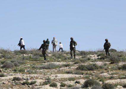 مستوطنون يهاجمون منازل ومركبات المواطنين غرب الخليل