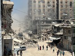 استهداف منازل بغزة والوسطى وشهيد بدير البلح واصابات بالنصيرات