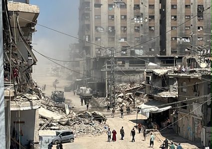 استهداف منازل بغزة والوسطى وشهيد بدير البلح واصابات بالنصيرات