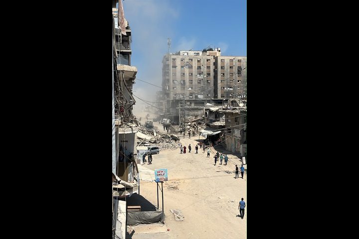 استهداف منازل بغزة والوسطى وشهيد بدير البلح واصابات بالنصيرات