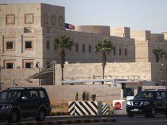 السفارة الأمريكية في عمّان توصي الأمريكيين بمغادرة المنطقة