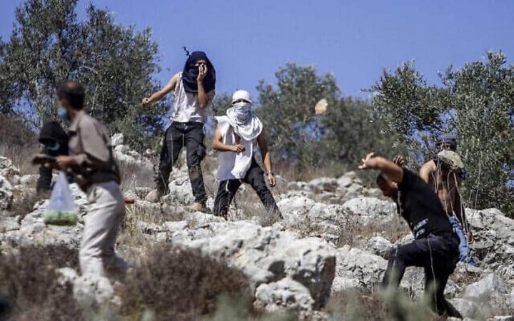 مستوطنون يعتدون على مواطن وزوجته في بيتللو شمال غرب رام الله