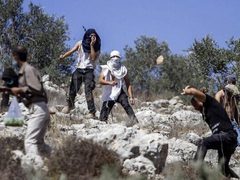 مستوطنون يعتدون على مواطن وزوجته في بيتللو شمال غرب رام الله