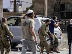 مستوطنون يعتدون على سائق حافلة مقدسي ويصيبونه بجروح
