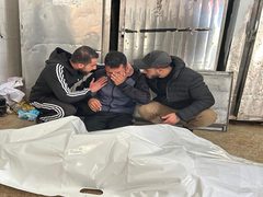 شهيدان بينهم طفل بقصف الاحتلال خيمة نازحين بحي الرمال في مدينة غزة