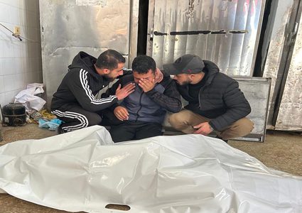 شهيدان بينهم طفل بقصف الاحتلال خيمة نازحين بحي الرمال في مدينة غزة