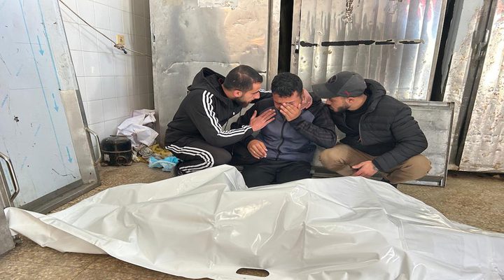 شهيدان بينهم طفل بقصف الاحتلال خيمة نازحين بحي الرمال في مدينة غزة