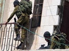 قوات الاحتلال تنزل علم فلسطين من سارية مدرسة في الأغوار الشمالية