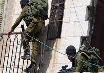قوات الاحتلال تنزل علم فلسطين من سارية مدرسة في الأغوار الشمالية