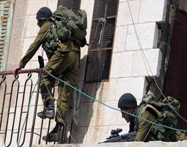 قوات الاحتلال تنزل علم فلسطين من سارية مدرسة في الأغوار الشمالية