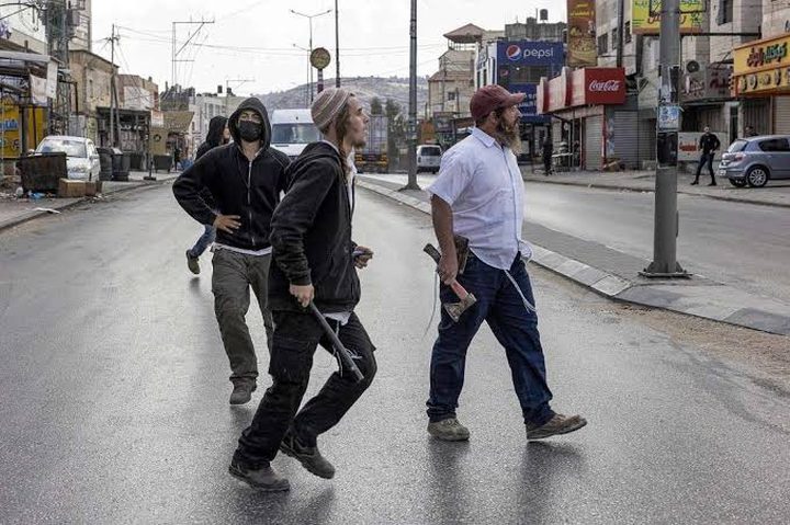 مستوطنون يعتدون على مواطنين والاحتلال يعتقل شابين شمال شرق رام الله