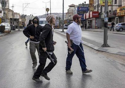 مستوطنون يعتدون على مواطنين والاحتلال يعتقل شابين شمال شرق رام الله