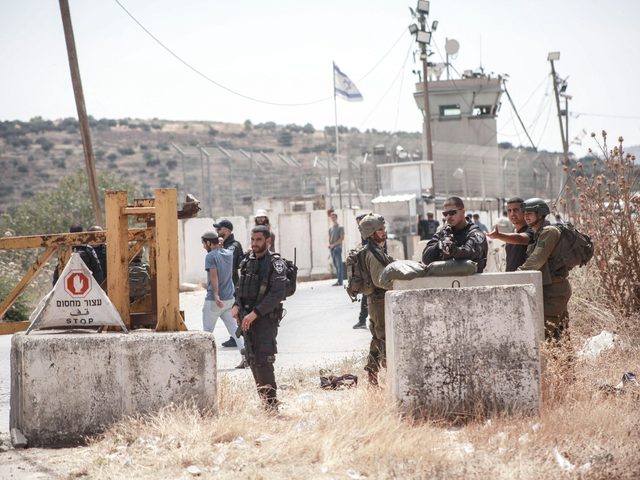 الاحتلال ينصب حاجزا عسكريا في بيرنبالا ويقتحم بيت حنينا التحتا