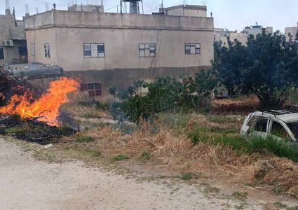 تصعيد للمستوطنين جنوب نابلس: إحراق أراضٍ في بيتا واستهداف مركبات قرب بورين