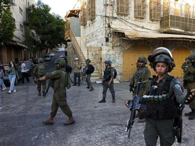 الاحتلال يفتش منازل ويستولي على مركبة ويشدد إجراءاته العسكرية في الخليل