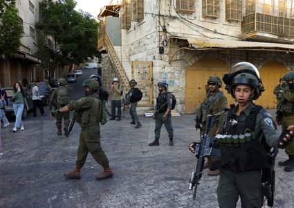 الاحتلال يفتش منازل ويستولي على مركبة ويشدد إجراءاته العسكرية في الخليل