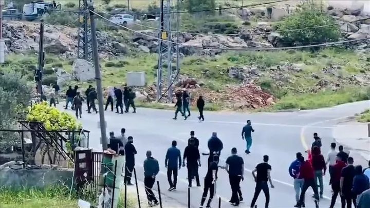 مستوطنون يهاجمون مركبة تجارية ويحاولون سرقتها شرق نابلس