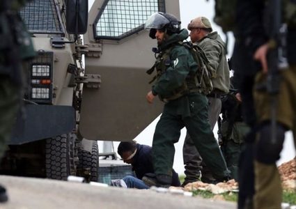 الاحتلال يعتقل 10 مواطنين ويقتحم مناطق متفرقة بالضفة