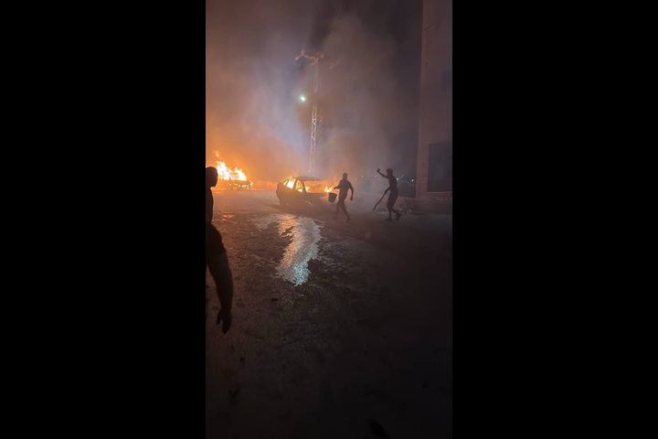 شهيدان بقصف سيارة على طريق الرشيد بغزة وإطلاق نار وقصف مدفعي قرب الخط الأصفر
