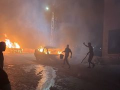 شهيدان بقصف سيارة على طريق الرشيد بغزة وإطلاق نار وقصف مدفعي قرب الخط الأصفر
