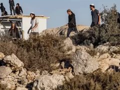 مستوطنون يعتدون على خط ناقل للمياه شرق طوباس